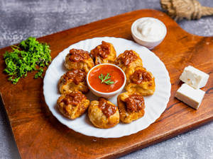 Veg Schezwan Butter Fried Momos [8 Pieces]