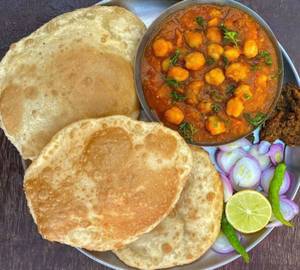 Chole bhature [2 pieces]