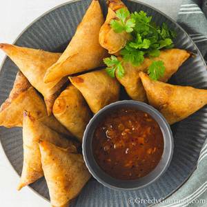 Samosa With Special Green Sauce (1 Pc)                    
