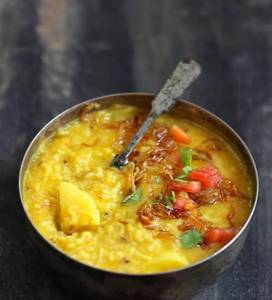 Lasooni Tadkeywali Dal Khichdi