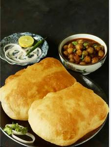 Chole Bhature (2 Bhature)
