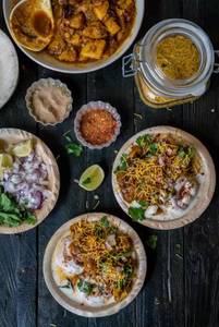 Aloo Dum Dahi Vada (servers 1)                                              