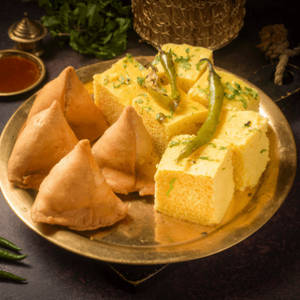 4 Pcs Samosa + Dhokla (250 Grams)