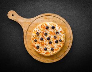 Black olive cheese pizza