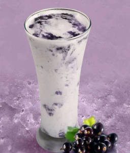 Black currant milk shakes