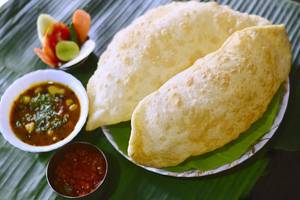 Chole Bhature (2 Pcs)