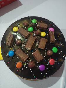 Kitkat gems & shots cake [500grams]