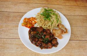 Veg Noodle With Gobi Manchurian