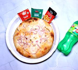 Cheesy Onion Pizza + Beverage [250 Ml]
