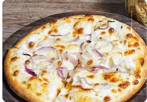 Onion cheese pizza