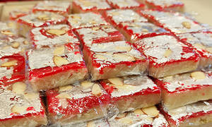 Burfi Desi Ghee Strawberry Nariyal Box