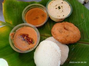 Idli [2pieces] with Vada [1 Vada]