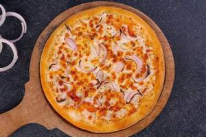 Forest onion cheese pizza