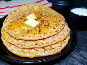 Paneer Paratha With Dahi (2 Pcs.)