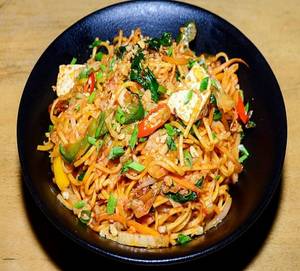 Chilli Garlic Noodles With Spinach & Tofu
