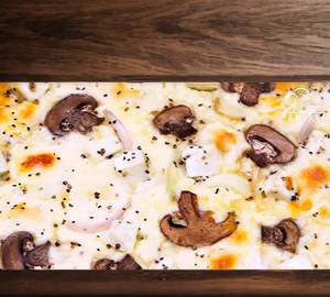 Cheesy classic pizza