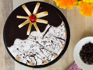 Eggless Choco Chips Vanilla Cake 500 Gms