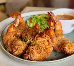 Paprika Panko Fried Prawns With Creamy Sweet Chilly Sauce 