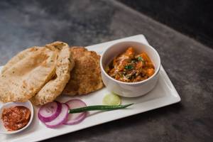 Hing Wale Aloo And Methi Puri