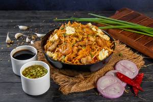 Mix Chilli Garlic Noodles Regular(750 Ml)(egg, Chicken And Prawns)