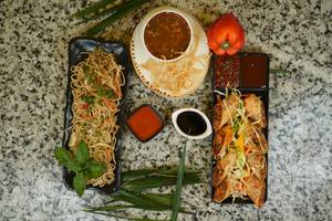Manchow Soup [300 Mi] + Veg Spring Rolls [8 Pieces] + Veg Hakka Noodles [750 Mi]