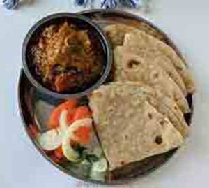 Chicken + Tawa Roti(4 Pcs) + Salad [3 pieces]