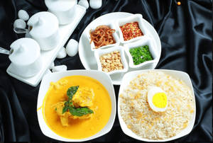 Veg Burmese Khow-suey With Burnt Garlic Rice Combo