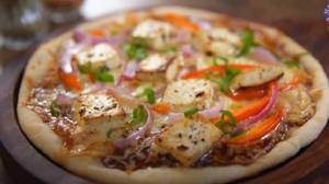 Single cheese chilli paneer pizza