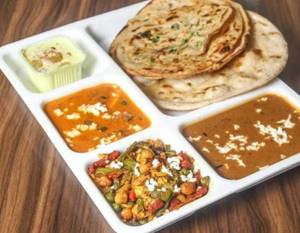 8 Aloo Naan [Small] With Shahi Paneer And Dal Makhani
