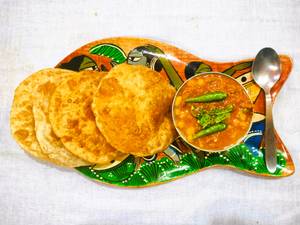 Special Hing Kachori ( Maida ) - 4 Pcs - With Ghugni Sabji Combo
