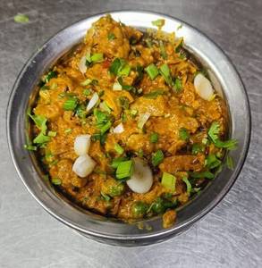 Matar Mushroom Hara Pyaz 