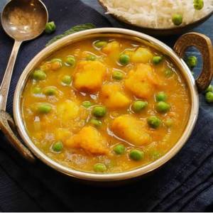 Aloo Matar ( Gravy)