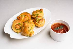 Garlic Knots With Marinara Dip