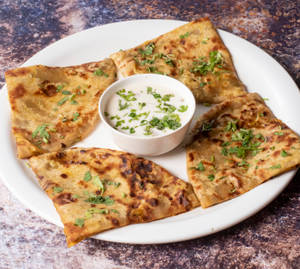 Gobi Parantha with curd n pickle
