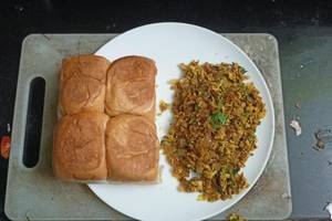 2 Egg bhurji with 4 pav
