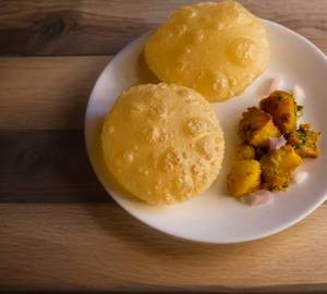 Sabzi With Maida Poori [6 Poori]