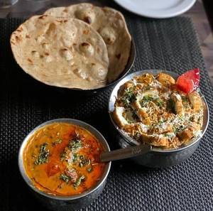 Kadhai Paneer + Dal Makhani + Raita + Salad +3 Btter Roti