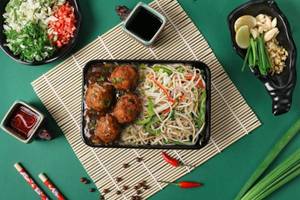 Hakka Noodles With Manchurian Bowl