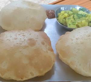 Puri Bhaji (3 Poori) With Pickle
