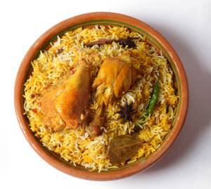Hyderabadi Chicken Biryani With Raita 