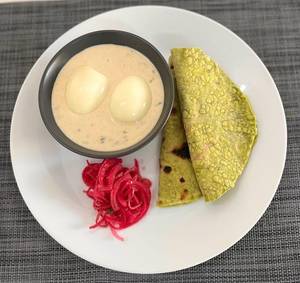 Malai Egg With Spinach Basil Chapati And Onion Salad