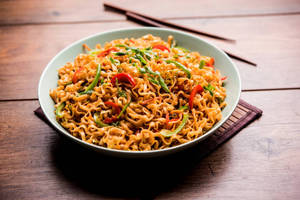 Veg Hakka Noodles With Chilli Paneer