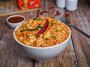 Egg schezwan noodles [half]