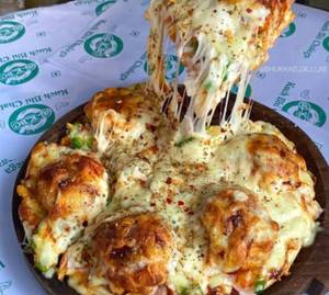 Chicken fried momos pizza