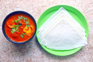 Neer Dosa With Egg Masala
