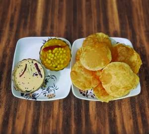 Poori (8pc. With Ghuguni and chutney serve. 