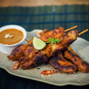 Spicy Chicken Satay Skewers With Peanut Sauce [6 Pieces]