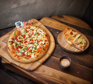 Kadhai Paneer Pizza (10 inch) with Garlic Bread [Serves 2]