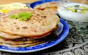 Aloo Pyaz -Matar Paratha (1 Pc)