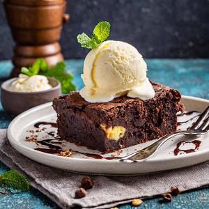 Walnut Brownie With Vanilla Ice Cream